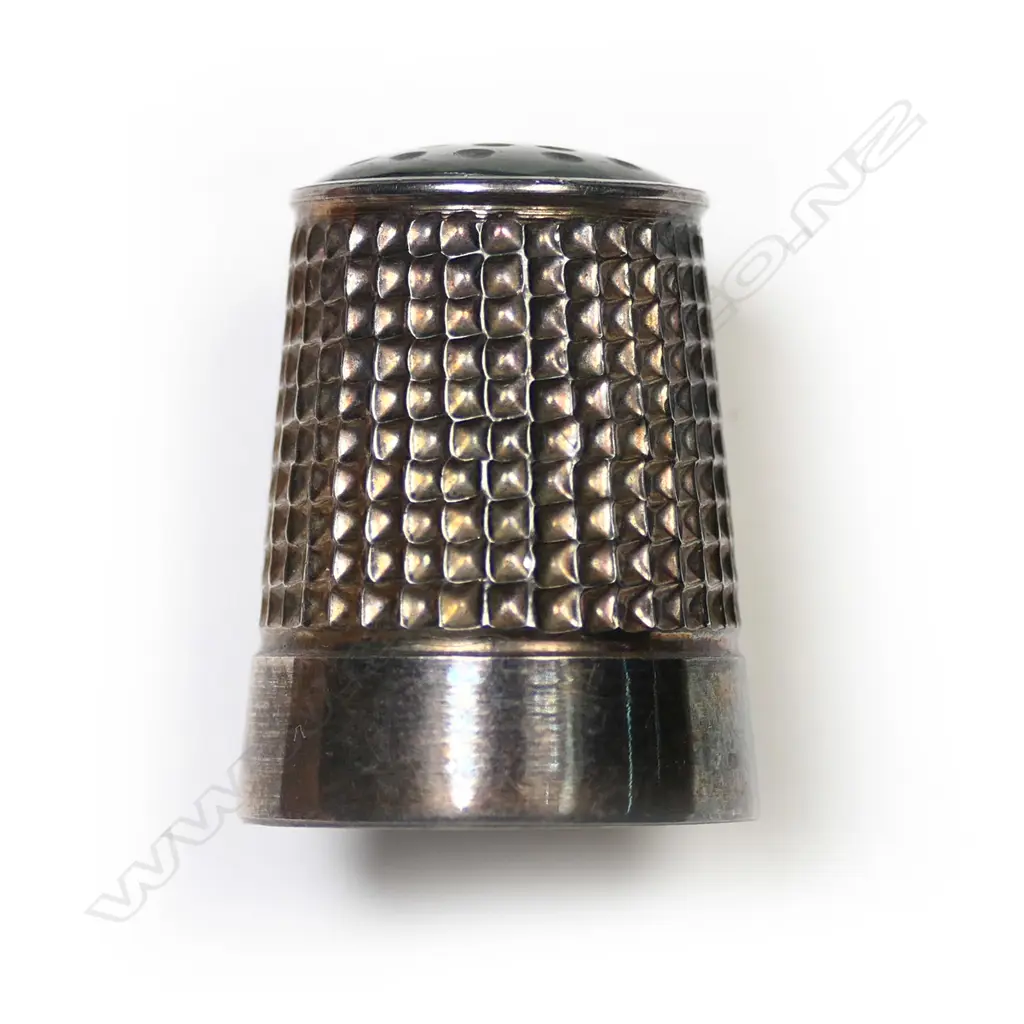 Joseph Swindell & Sons (Christchurch) silver and pounamu thimble, Image 1++